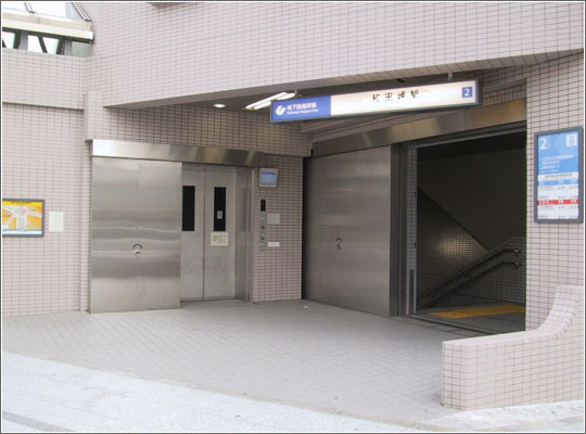 エレベーター前・地下鉄出入口